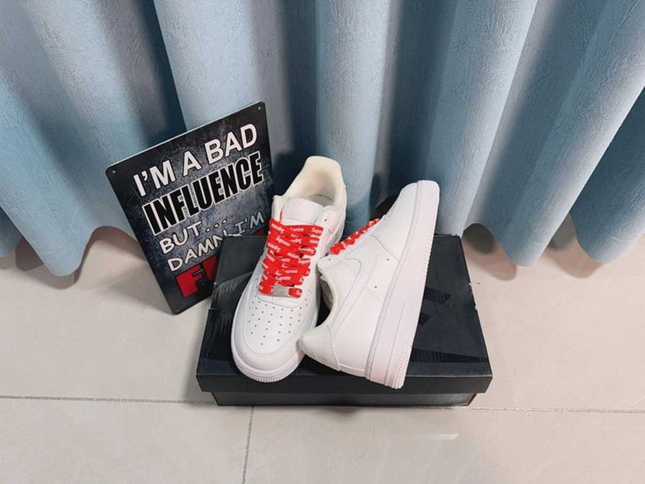 Białe buty Nike x Supreme w rozmiarze 38