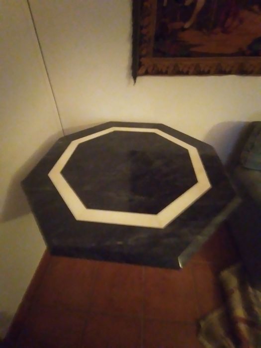 Mesa em pedra ideal para jogos ou de centro