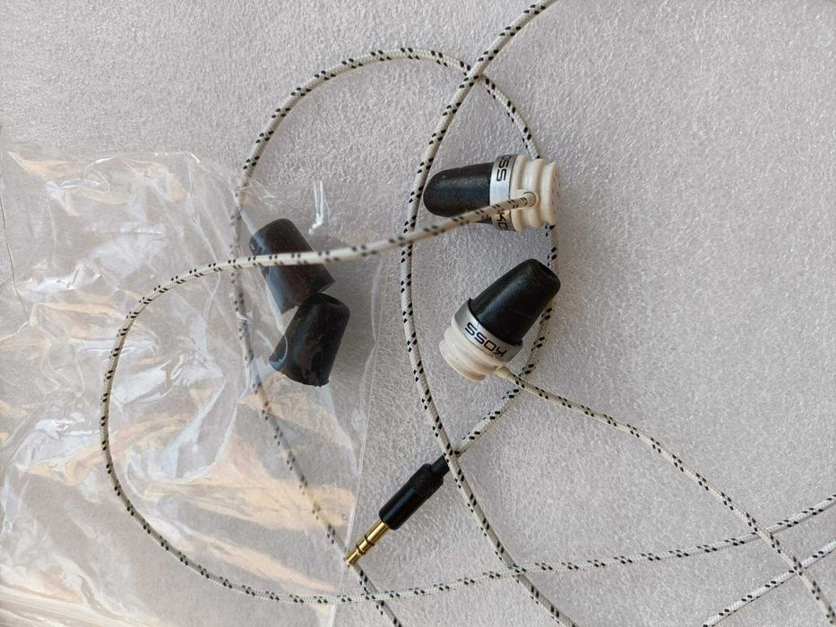 Навушники-гарнітура Sony MDR-XB50AP та інші.