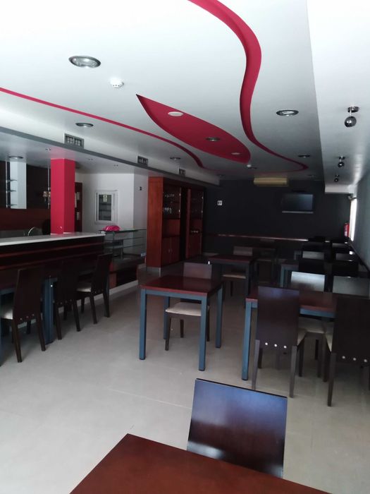 Moradia em propriedade horizontal, com restaurante, dois apartamentos e terreno