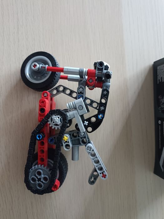 Klocki LEGO technic 42132 motocykl, motor, chopper 2w1