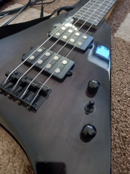 baixo elétrico + amplificador + conjunto de cordas + case