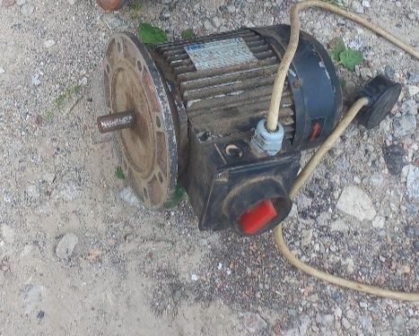 Двигатель електрический