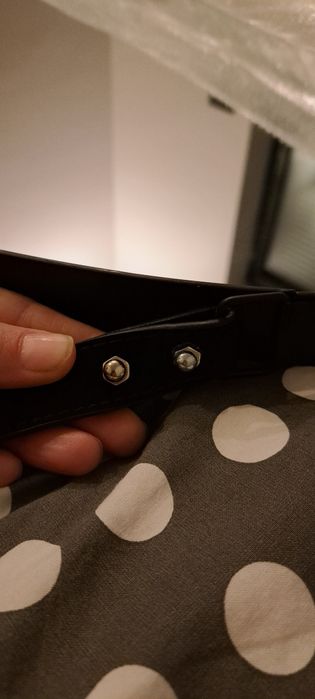 Lustro okrągłe 80 cm czarne na pasku Perito