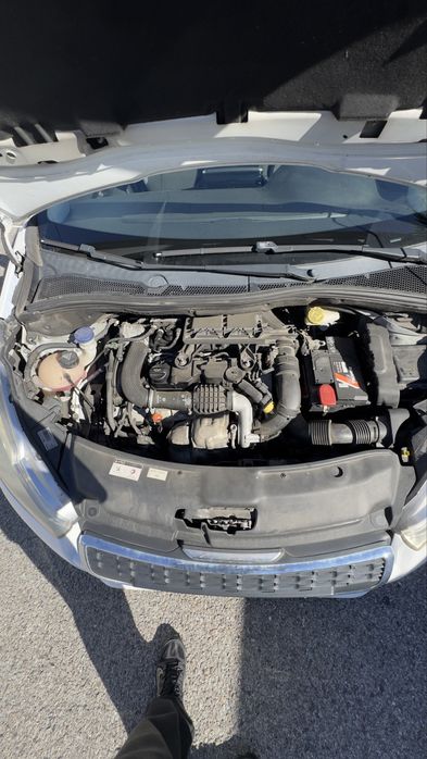 Vende-se Peugeot 208, motor 1.4 HDi (gasóleo), ano 2014, com cerca de 169.357 km.