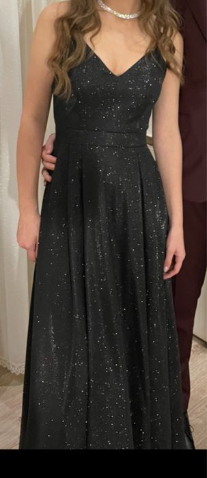 Błyszcząca sukienka studniówkowa