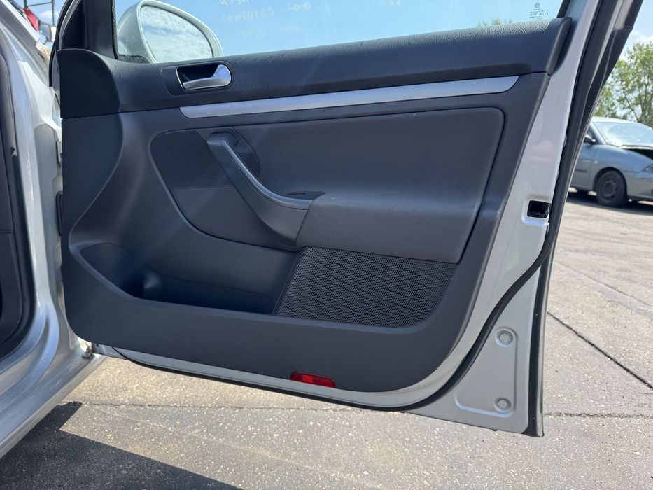 VW Golf V 5 kombi drzwi prawe przód przednie LA7W