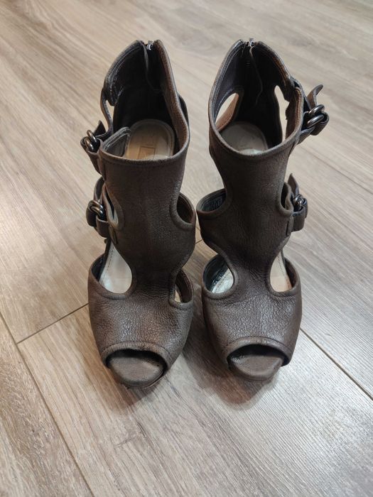 Продам оригінальні туфлі босоніжки Prada