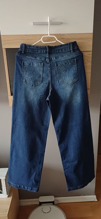 Granatowe dżinsy z szerokimi nogawkami