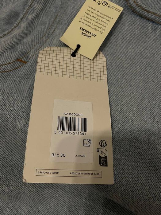 Levi's baggy jeans
