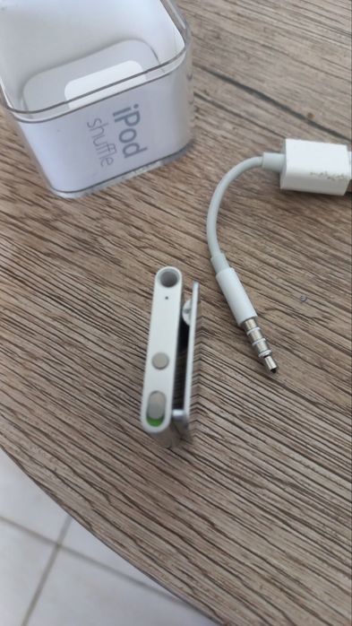 Apple iPod Shuffle 4th Generation Silver (2GB)A1373