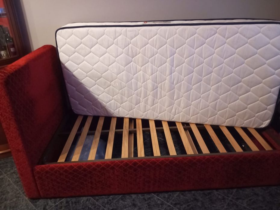 Cama c/ colchão e estrado
