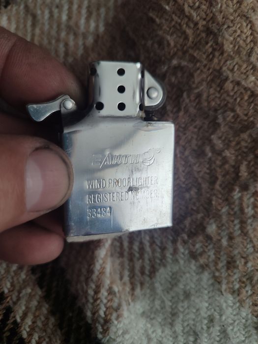 Зажигалка Zippo. Нет кремня.