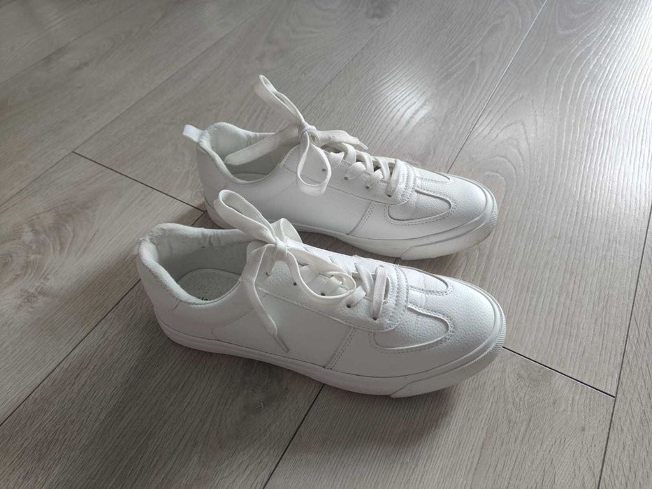 Buty sneakersy biale Reserved jak nowe 39
