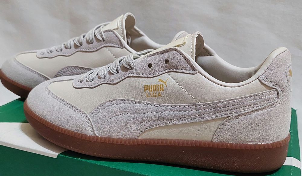 Klasyczne sneakersy sportowe z charakterystycznym paskiem