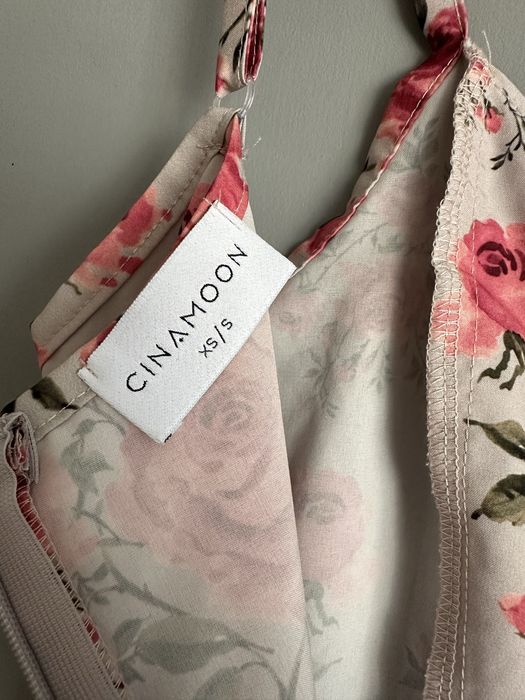 Sukienka midi z kwiatowym printem Cinamoon