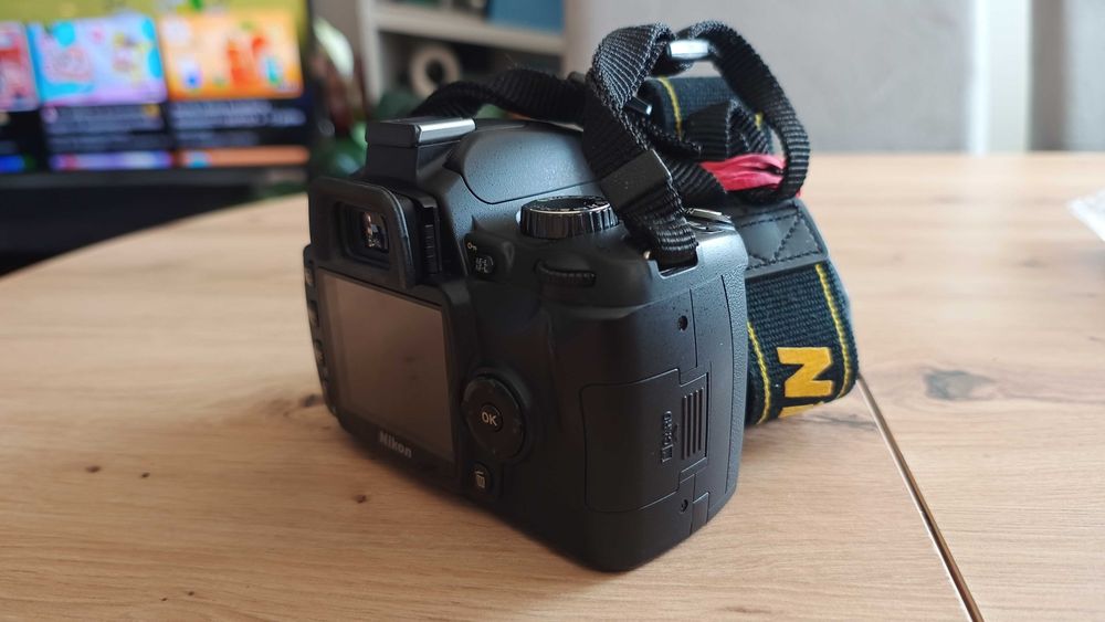 NIKON D60 APSC matryca  CCD + Nikkor 18-55VR stan prawie IDEALNY,  dwie baterie