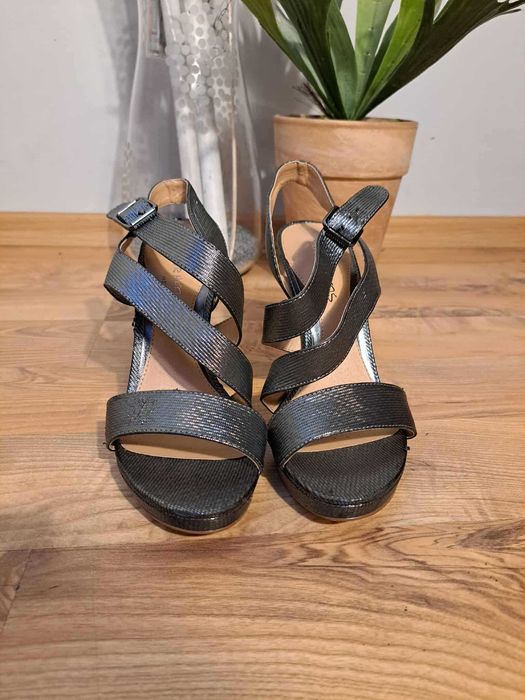 Sandały na obcasie MAD OVER HEELS czarne błyszczące rozm. 38 / 5