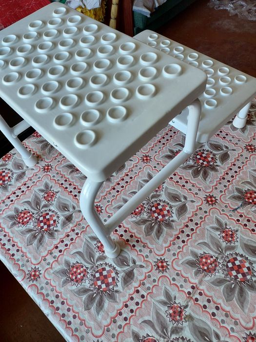 Сидушку на ванну и ступеньки возле ванны метал.