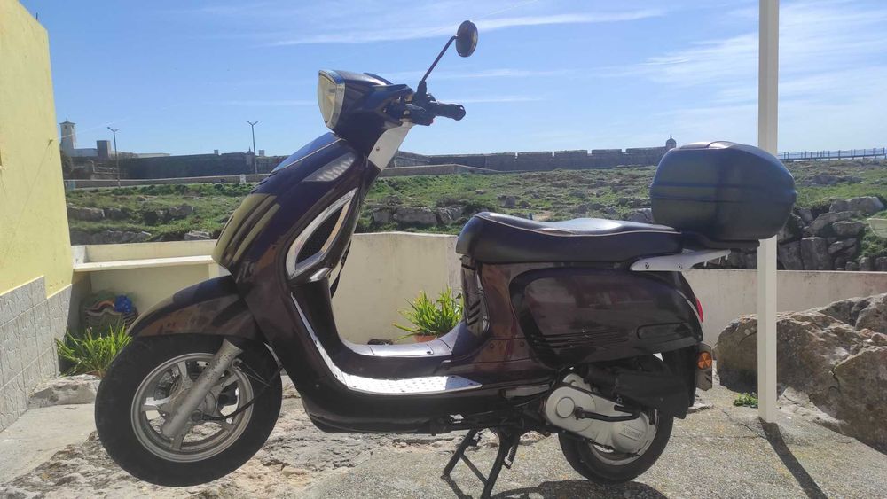venda de secooter com alguns danos de carnagem, poucos Km