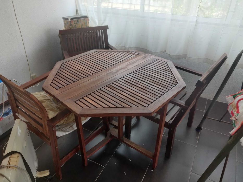 Mesa de jardim em madeira