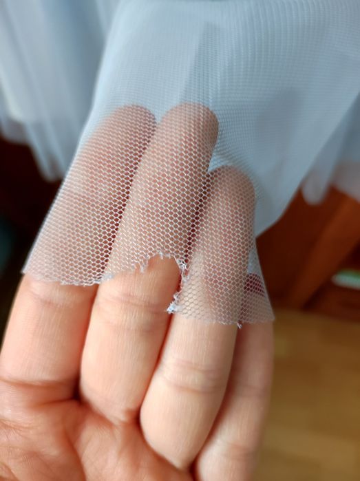 Biała sukienka z szarym tiulem i koronką r.S
