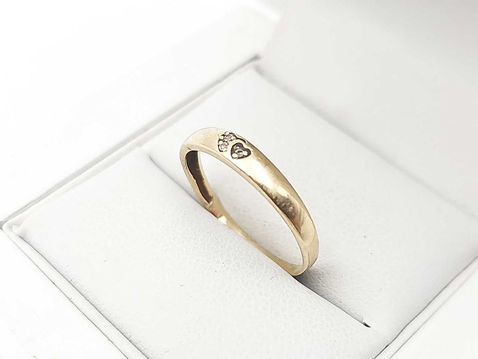 Delikatny złoty pierścionek 333 R. 16
