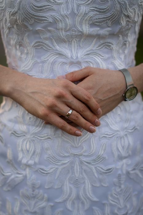 Elegancka suknia ślubna w rozmiarze 36