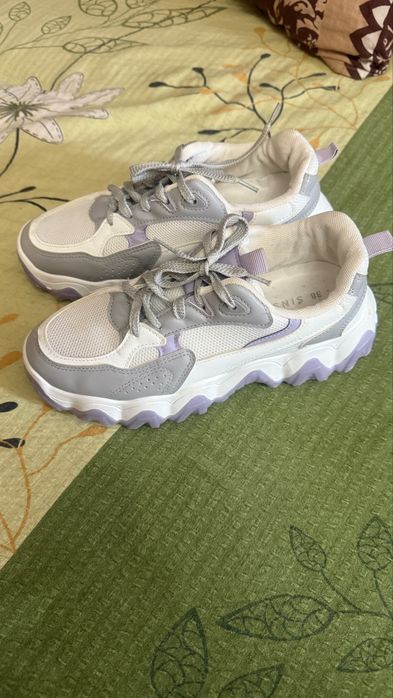 Продам  кроссовки размер 38
