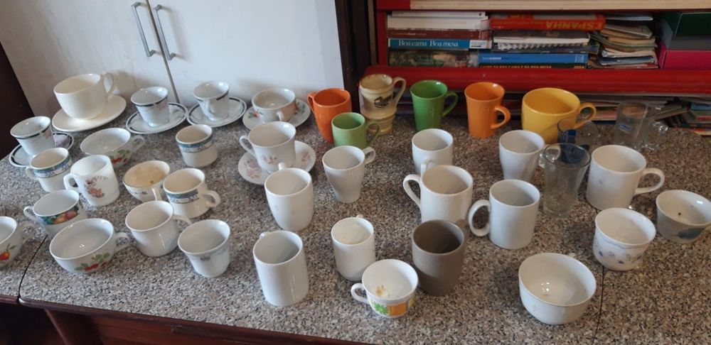 Conjunto de Chávenas e Canecas Diversas