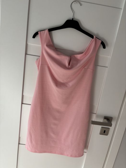 Sukienka opadająca na ramiona