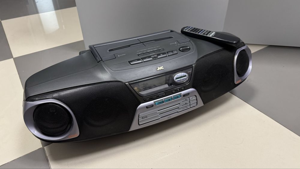JVC RC-XC3 — CD/кассетная магнитола с пультом.