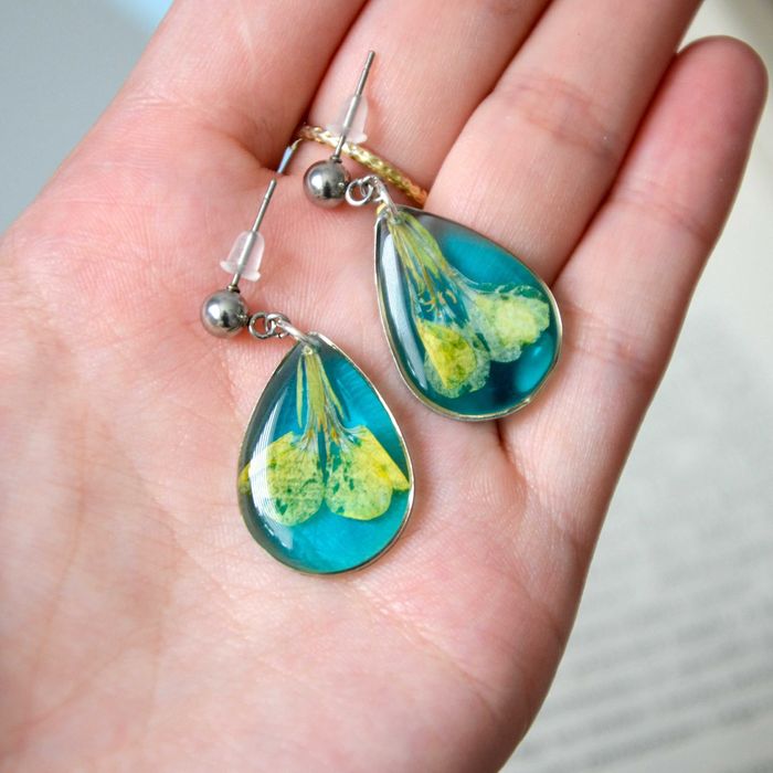 Kolczyki krople z kwitami polnymi na błękitnym tle