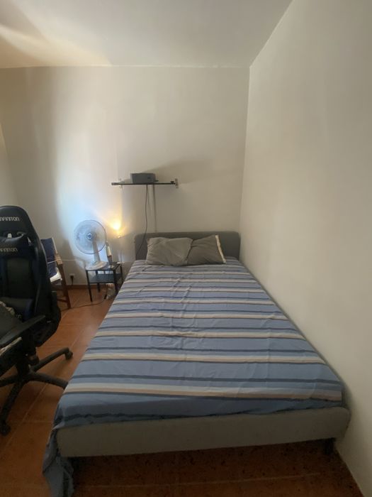 Cama de casal com dois anos