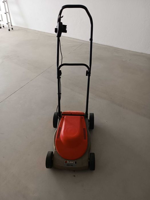 Máquina e aparador de relva