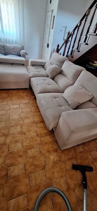 Sofá chaise longue com puffs