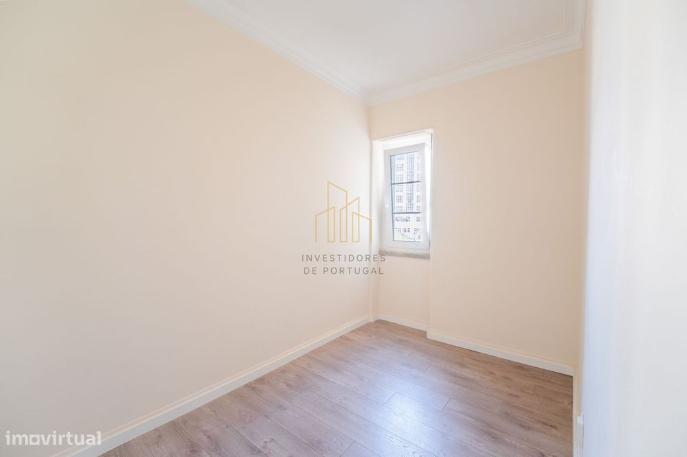 Apartamento T4 Remodelado em Campolide
