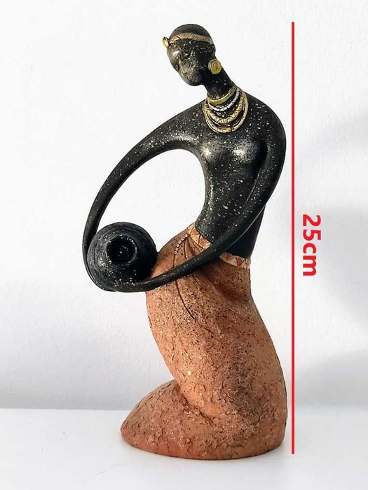 Artigo decorativo em cerâmica de mulher africana