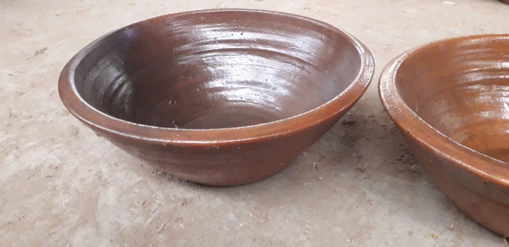 Lavatórios muito rústicos em terra cota .