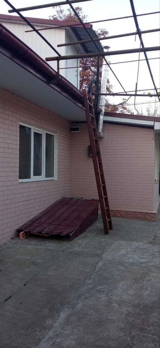 Продам новозбудований будинок з газовим опаленням в центрі міста.