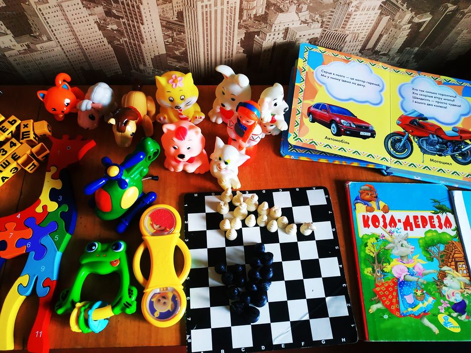Дитячі іграшки розвиваючі ігри забавки