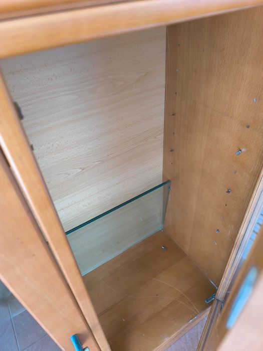 Cristaleira madeira solida  2 prateleiras vidro