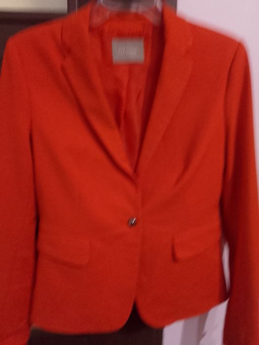 Elegancka, czerwona marynarka.