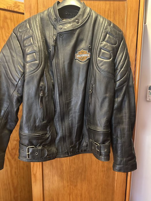 Vendo blusão em pele verdadeira em preto com logo  harley davidson n” 52 em estado irrepreensivel sem nadsa apontar vendo por ter vendido moto