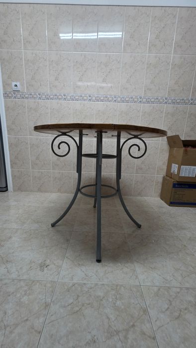 Mesa de cozinha redonda com 4 cadeiras