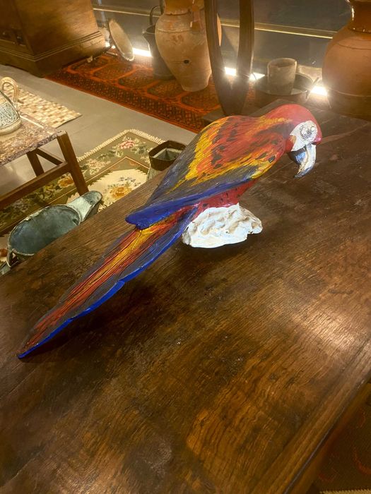 Escultura de Arara em Madeira Pintada à Mão
