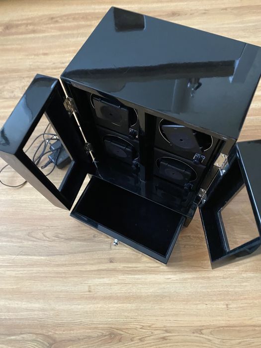 Rotomat na 4 zegarki, elegancka gablota, lakierowane drewno