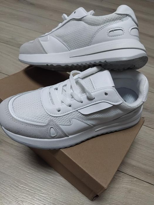 Продам кросівки 40р