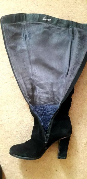 Чоботи ботфорди зимові 38р на хутрі замшеві бренду Lonza