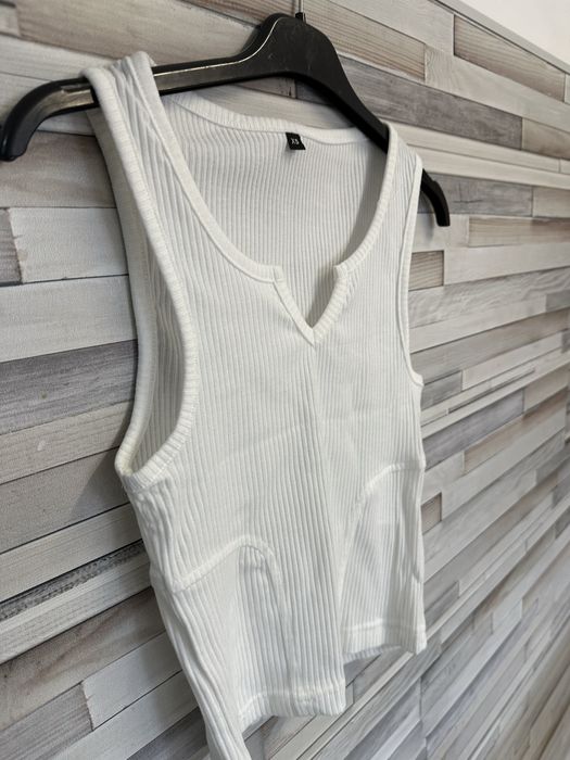 Top biały prążkowany.  Nowy w oryginalnym opakowaniu